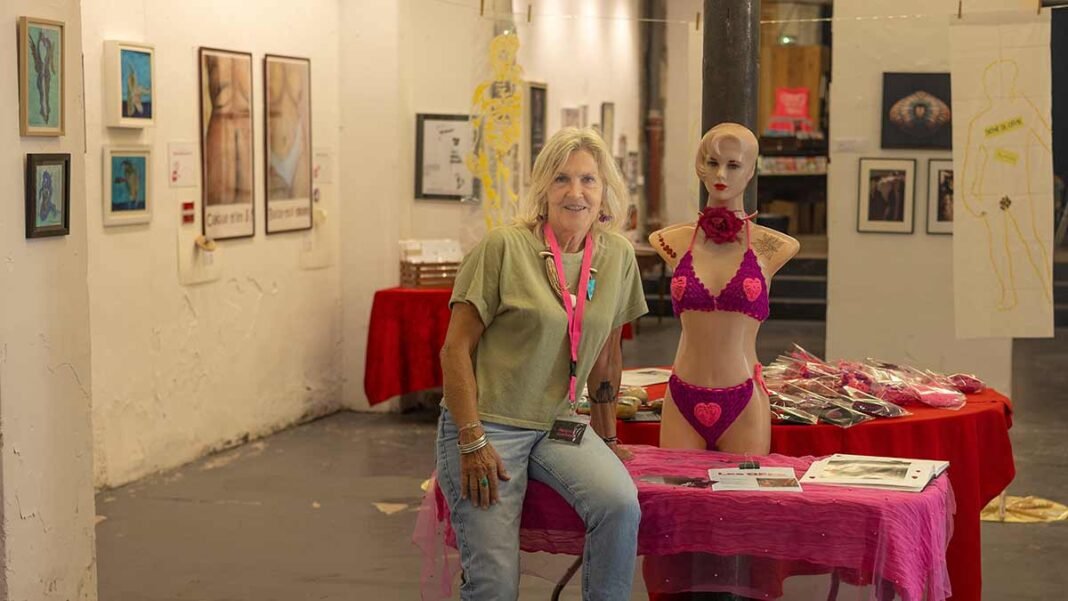 Portrait de Pascale Guerrini, artiste photographe, lors de l'exposition du festival Splash à Marseille